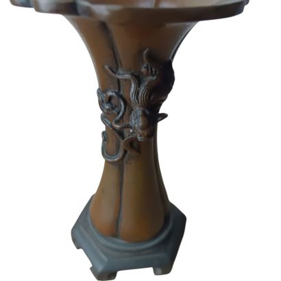 CHINE
Vase en bronze patiné de forme évasée...