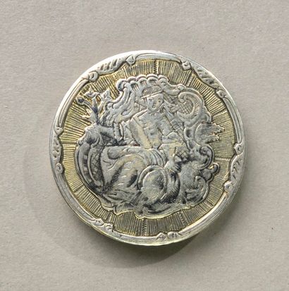 Boite circulaire en argent et vermeil.
Décor...