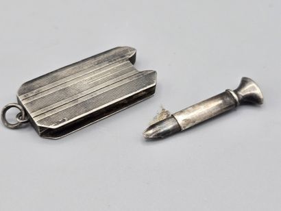 Lot de 4 éléments en argent et métal:
- un...