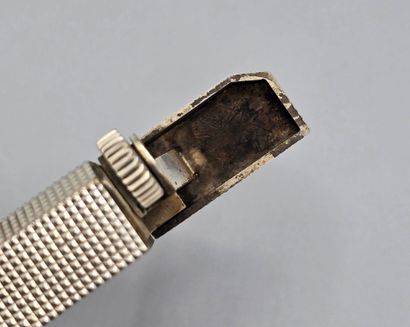 CARTIER. 
Briquet sur fond guilloché en métal...
