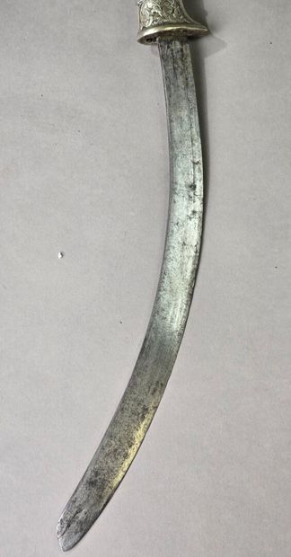 Sabre à l'oriental à poignée, et fourreau...