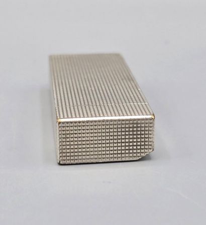 CARTIER. 
Briquet sur fond guilloché en métal...