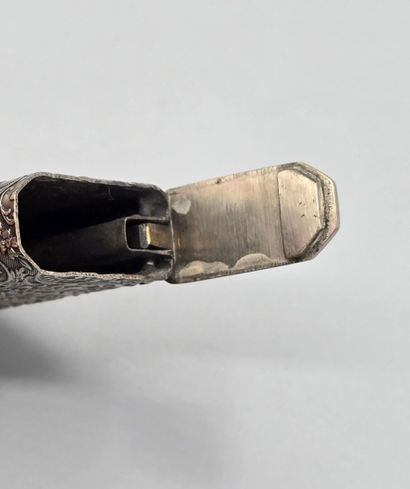 Lot de 4 éléments en argent et métal:
- un...
