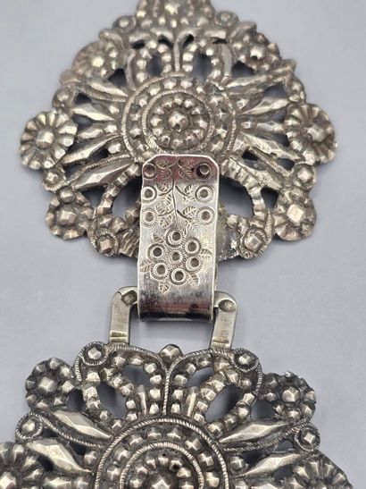 Boucle de ceinture en argent ornée de fleurs...