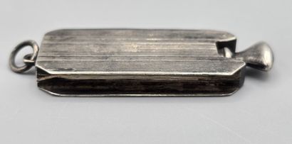 Lot de 4 éléments en argent et métal:
- un...