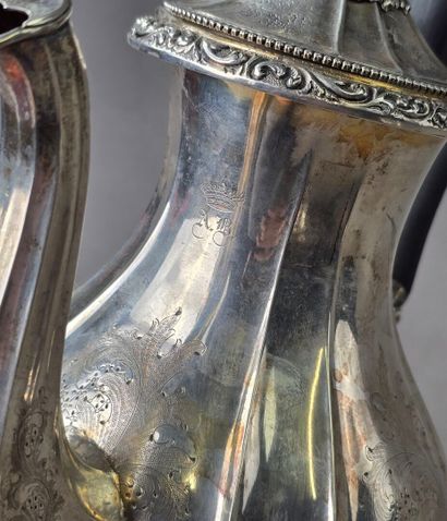 BELGIQUE, XIXème siècle. 
Verseuse en argent...