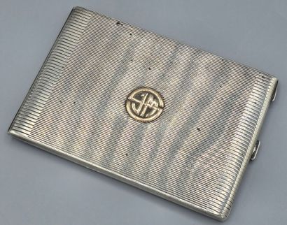 CARTIER, Paris. 
Étui à cigarette en argent...