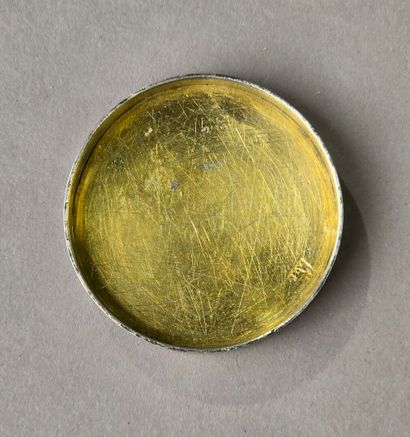 Boite circulaire en argent et vermeil.
Décor...