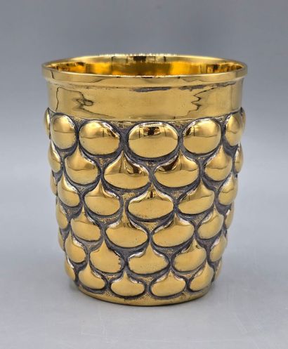 Timbale en vermeil à décor de gouttes d'eau...