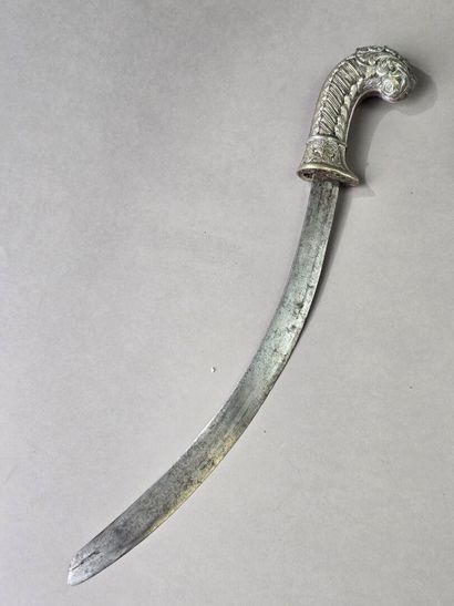 Sabre à l'oriental à poignée, et fourreau...