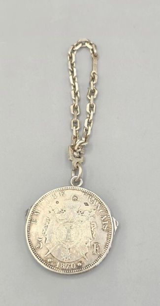 Lot de 4 éléments en argent et métal:
- un...
