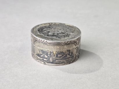 Boite circulaire en argent et vermeil.
Décor...