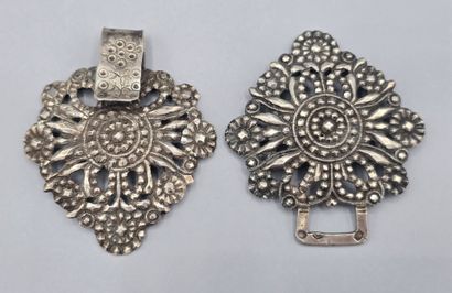 Boucle de ceinture en argent ornée de fleurs...