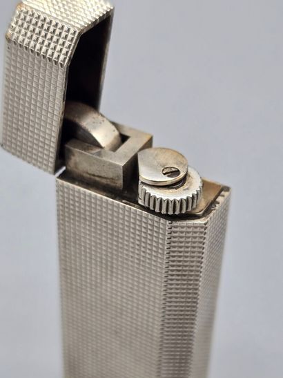 CARTIER. 
Briquet sur fond guilloché en métal...