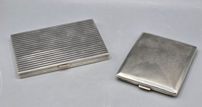 Deux étuis à cigarettes en argent de forme...