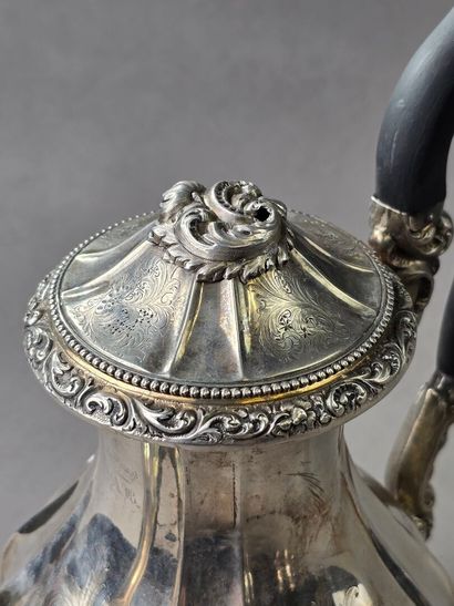 BELGIQUE, XIXème siècle. 
Verseuse en argent...
