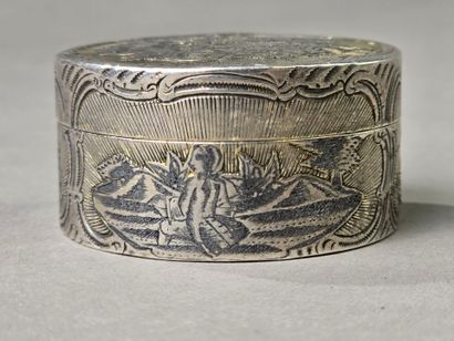 Boite circulaire en argent et vermeil.
Décor...