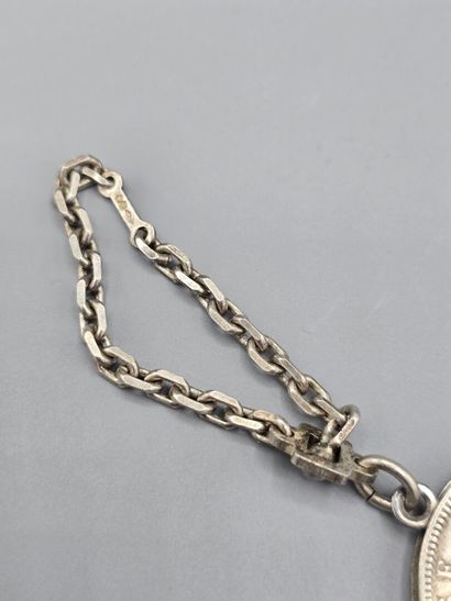 Lot de 4 éléments en argent et métal:
- un...