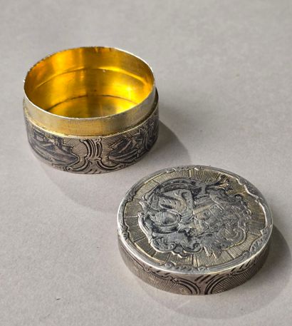 Boite circulaire en argent et vermeil.
Décor...