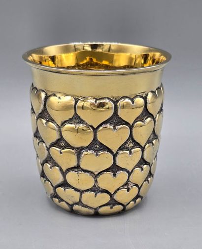 Timbale en vermeil à décor de cœur en relief...