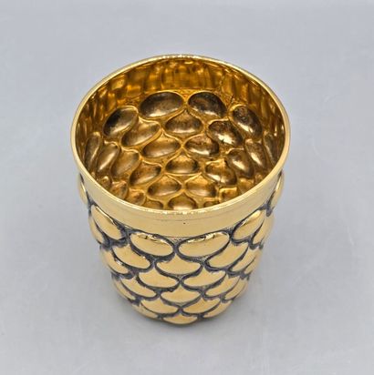 Timbale en vermeil à décor de gouttes d'eau...
