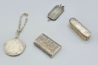 Lot de 4 éléments en argent et métal:
- un...