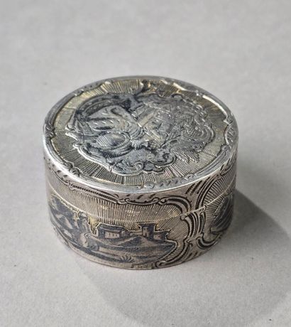 Boite circulaire en argent et vermeil.
Décor...