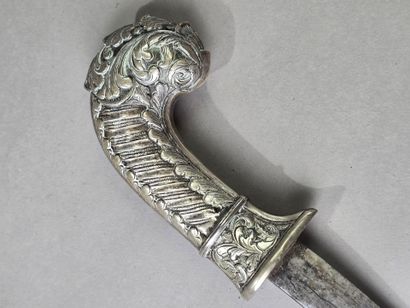 Sabre à l'oriental à poignée, et fourreau...