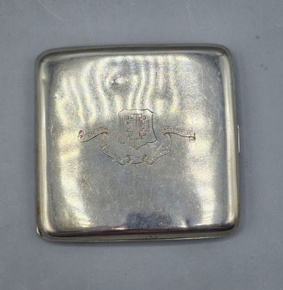 Réunion de quatre étuis à cigarettes dont...