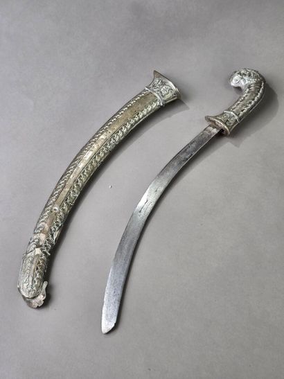 Sabre à l'oriental à poignée, et fourreau...