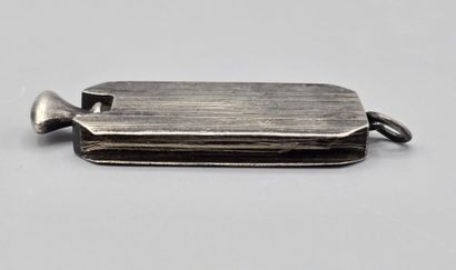 Lot de 4 éléments en argent et métal:
- un...