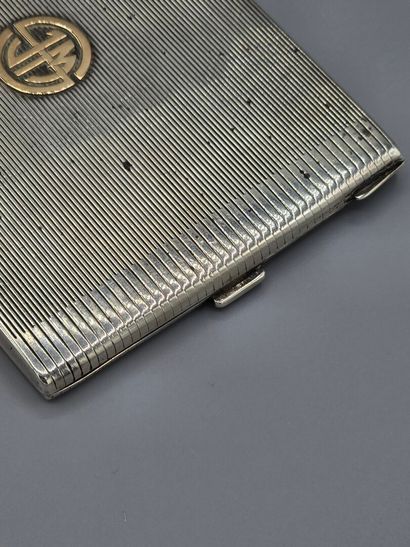 CARTIER, Paris. 
Étui à cigarette en argent...