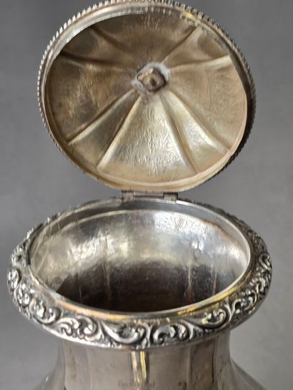 BELGIQUE, XIXème siècle. 
Verseuse en argent...