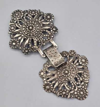 Boucle de ceinture en argent ornée de fleurs...