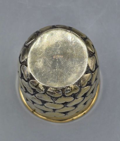 Timbale en vermeil à décor de cœur en relief...
