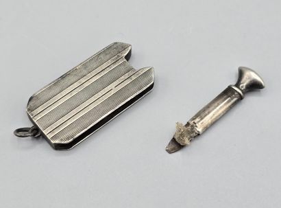 Lot de 4 éléments en argent et métal:
- un...