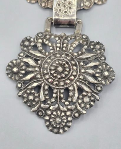 Boucle de ceinture en argent ornée de fleurs...