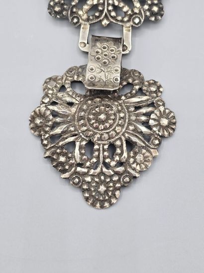 Boucle de ceinture en argent ornée de fleurs...