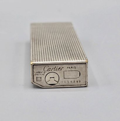 CARTIER. 
Briquet sur fond guilloché en métal...