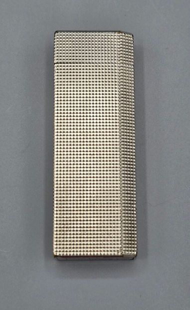CARTIER. 
Briquet sur fond guilloché en métal...