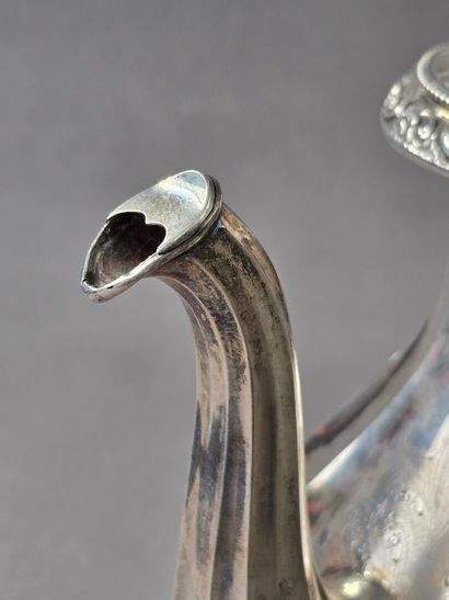 BELGIQUE, XIXème siècle. 
Verseuse en argent...