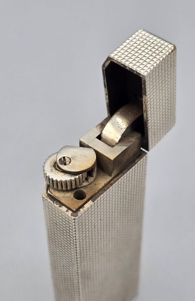 CARTIER. 
Briquet sur fond guilloché en métal...
