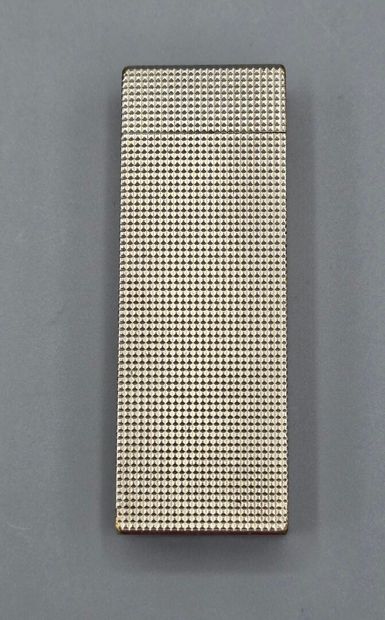 CARTIER. 
Briquet sur fond guilloché en métal...