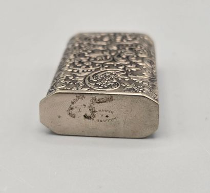 Lot de 4 éléments en argent et métal:
- un...