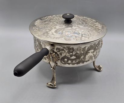 VIENNE, 1840
Réchaud couvert en argent au...