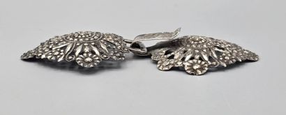 Boucle de ceinture en argent ornée de fleurs...
