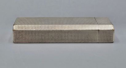 CARTIER. 
Briquet sur fond guilloché en métal...
