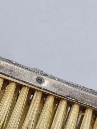 Lot de 4 éléments en argent et métal:
- un...