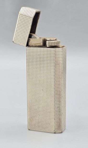 CARTIER. 
Briquet sur fond guilloché en métal...