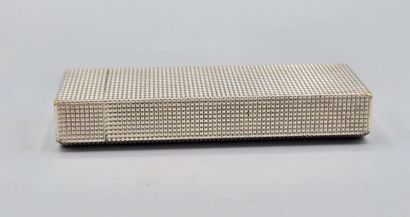 CARTIER. 
Briquet sur fond guilloché en métal...